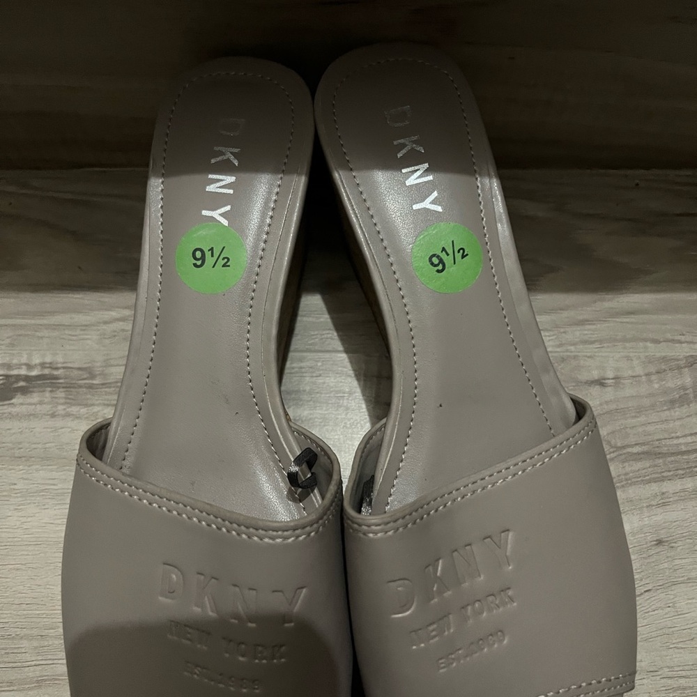 DKNY Women's Tan Slide Sandals